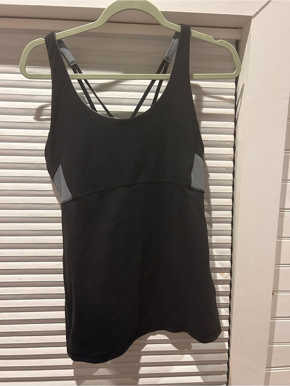 Athleta Strappy Crisscross Back Tank Top Women's M Black Gray Built-In Bra Yoga